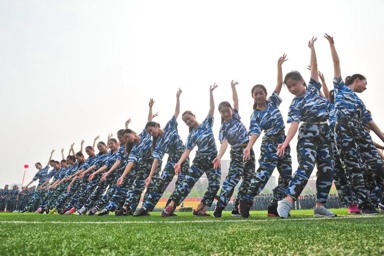 太飒了！女生军训秀中国舞惊艳全场