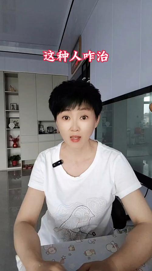 成都奔驰女司机接娃堵路十几分钟
