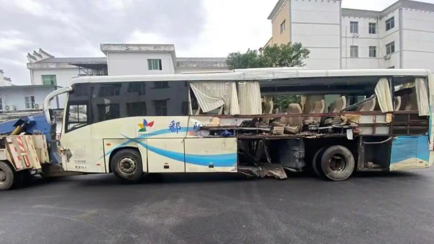 江西一面包车和半挂车相撞致5人死亡