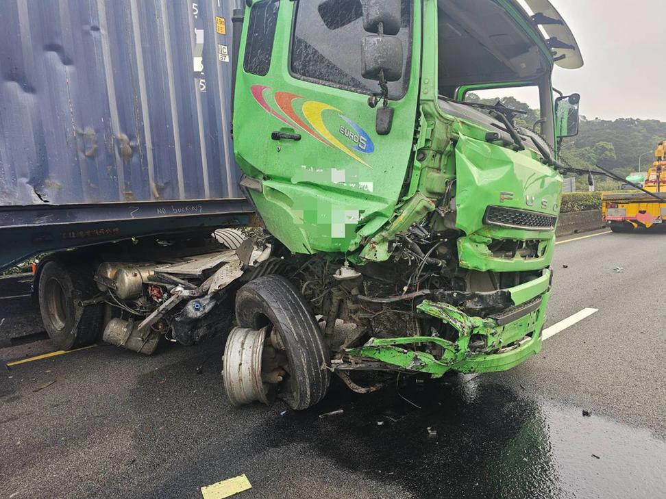 台湾一卡车撞桥油箱飞出瞬间爆燃