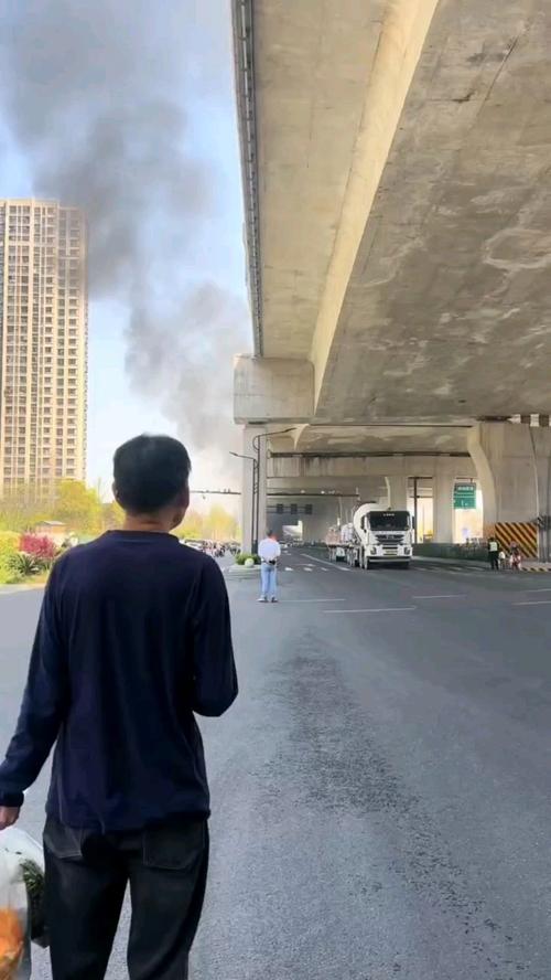台湾一卡车撞桥油箱飞出瞬间爆燃