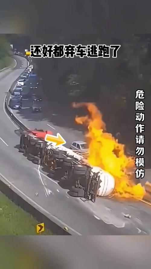 台湾一卡车撞桥油箱飞出瞬间爆燃