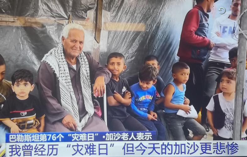 大量巴勒斯坦人排成长队被以军押送