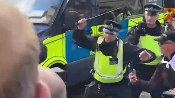 伦敦超10万人示威 多人与警察互殴