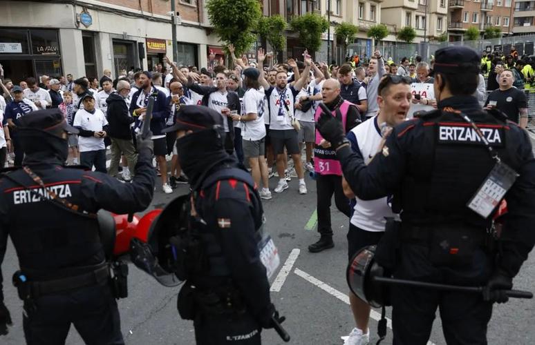 伦敦超10万人示威 多人与警察互殴