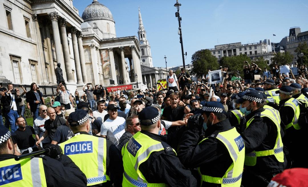 伦敦超10万人示威 多人与警察互殴