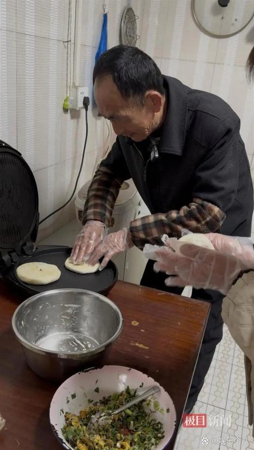 73岁老人赶到沈阳迎烈士父亲回国