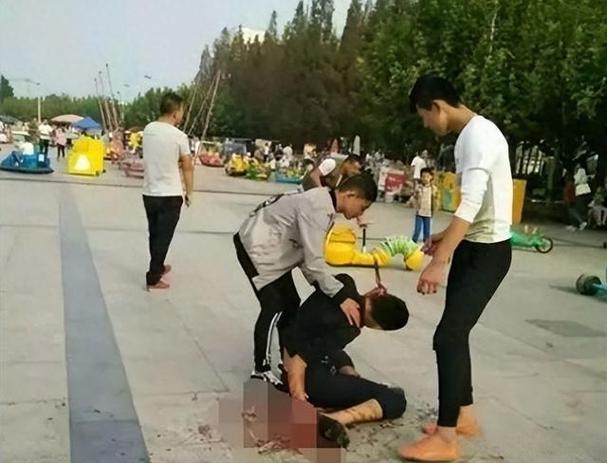 持铁锤砸路人致死男子有精神分裂症