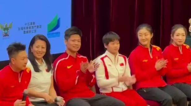 全红婵开学与院长苏炳添合影