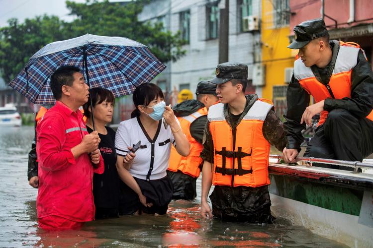 大雨中游客纷纷帮执勤武警战士撑伞