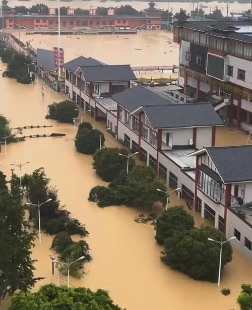 贵州印江暴雨引发城区内涝