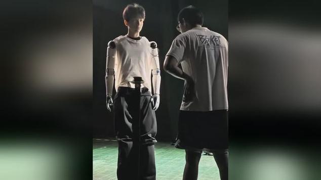 全国首位机器人博士生入学上戏
