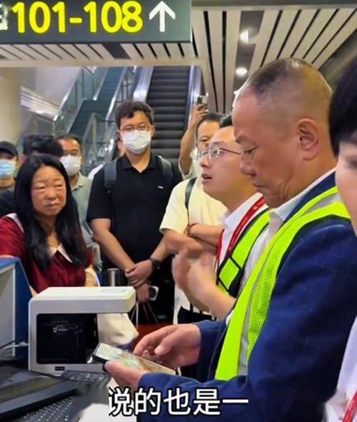 乘客机场下跪求助工作人员 海航回应