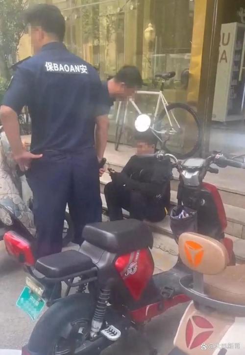两名小区保安围殴外卖员？警方回应