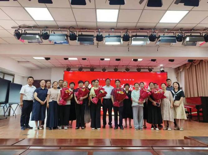 退休老师成了学校争抢的香饽饽