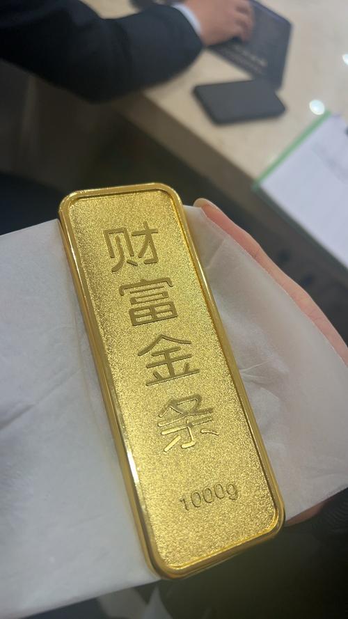 深圳市民捡到2267.83克巨型金条