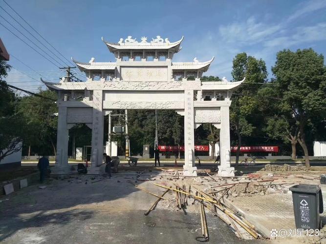 河南一石牌坊突然倒塌巨大石柱倒地