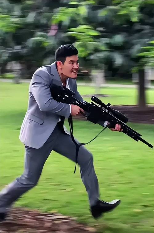 “嘎子”谢孟伟回应直播穿警服骂人