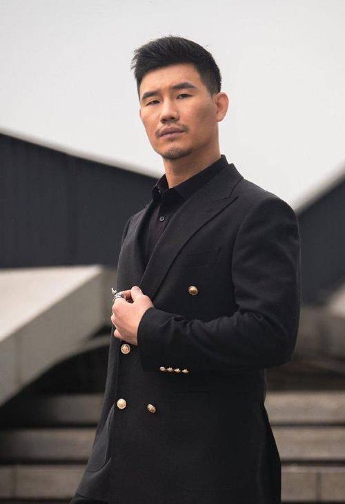 “嘎子”谢孟伟回应直播穿警服骂人