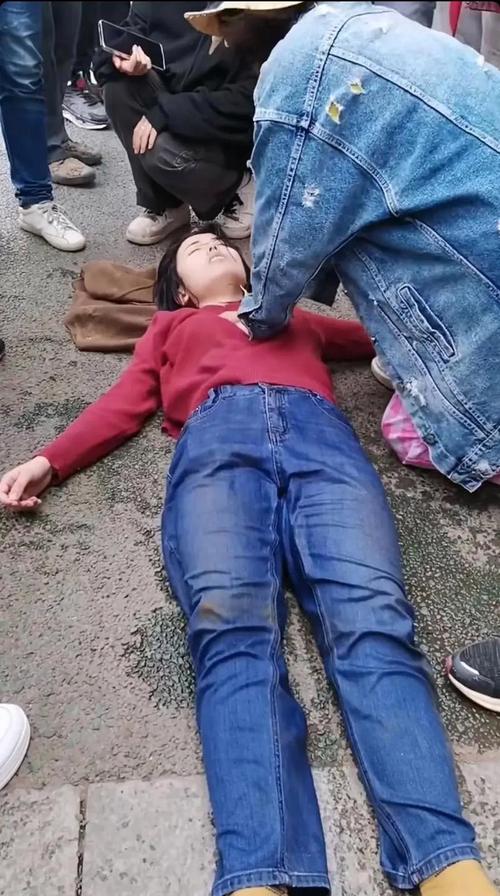5岁女童被废弃电线杆砸中身亡