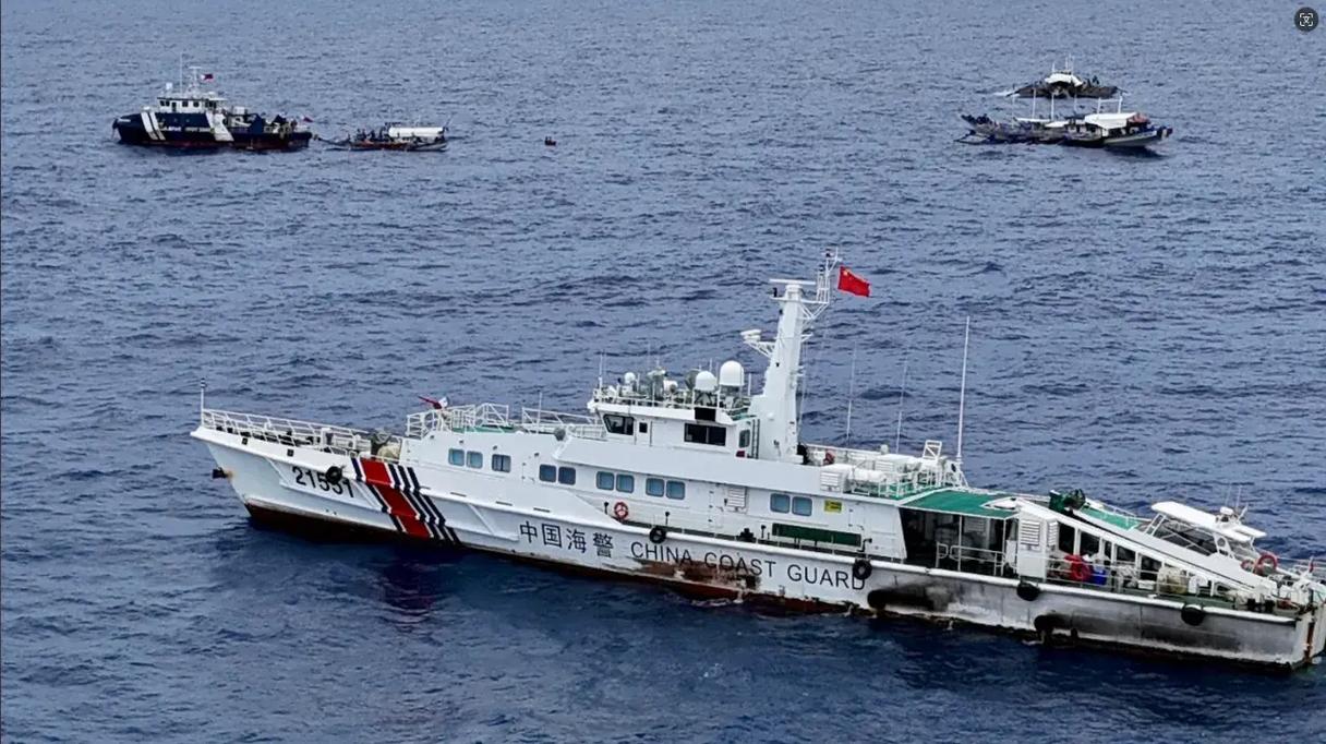 菲律宾船对中国海警举白旗