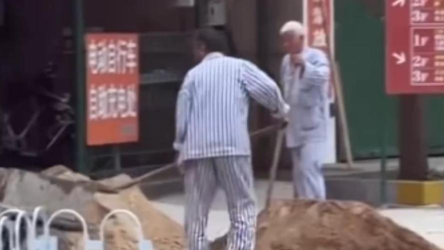 多名穿病号服老人医院门前干活