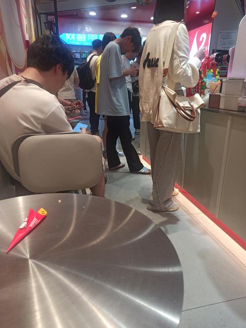 深圳一奶茶店员把拖鞋放进配料盆