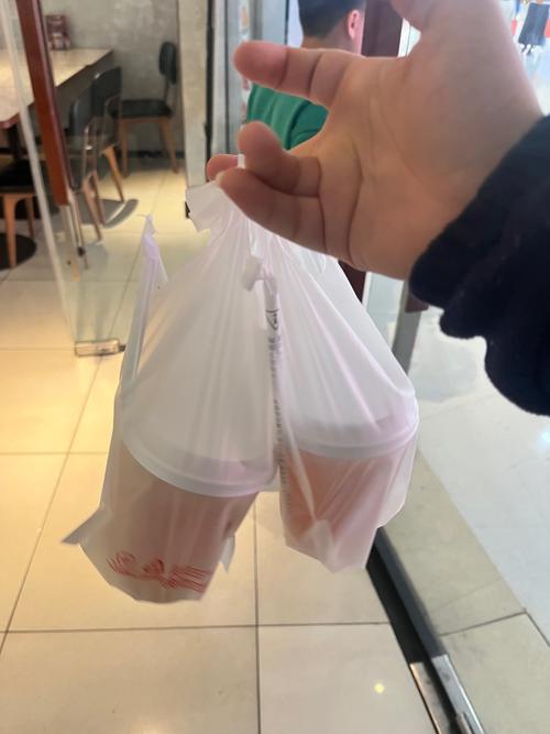 深圳一奶茶店员把拖鞋放进配料盆