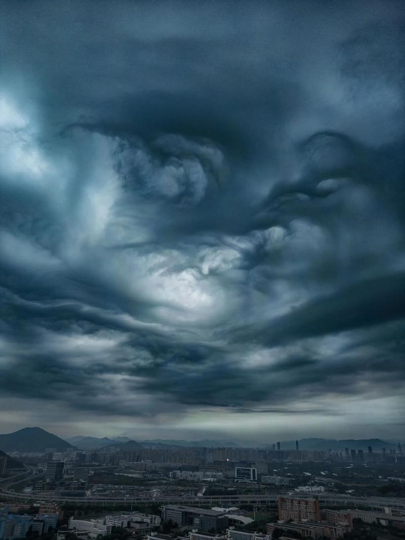 气象局回应河南永城现“黑云压城”