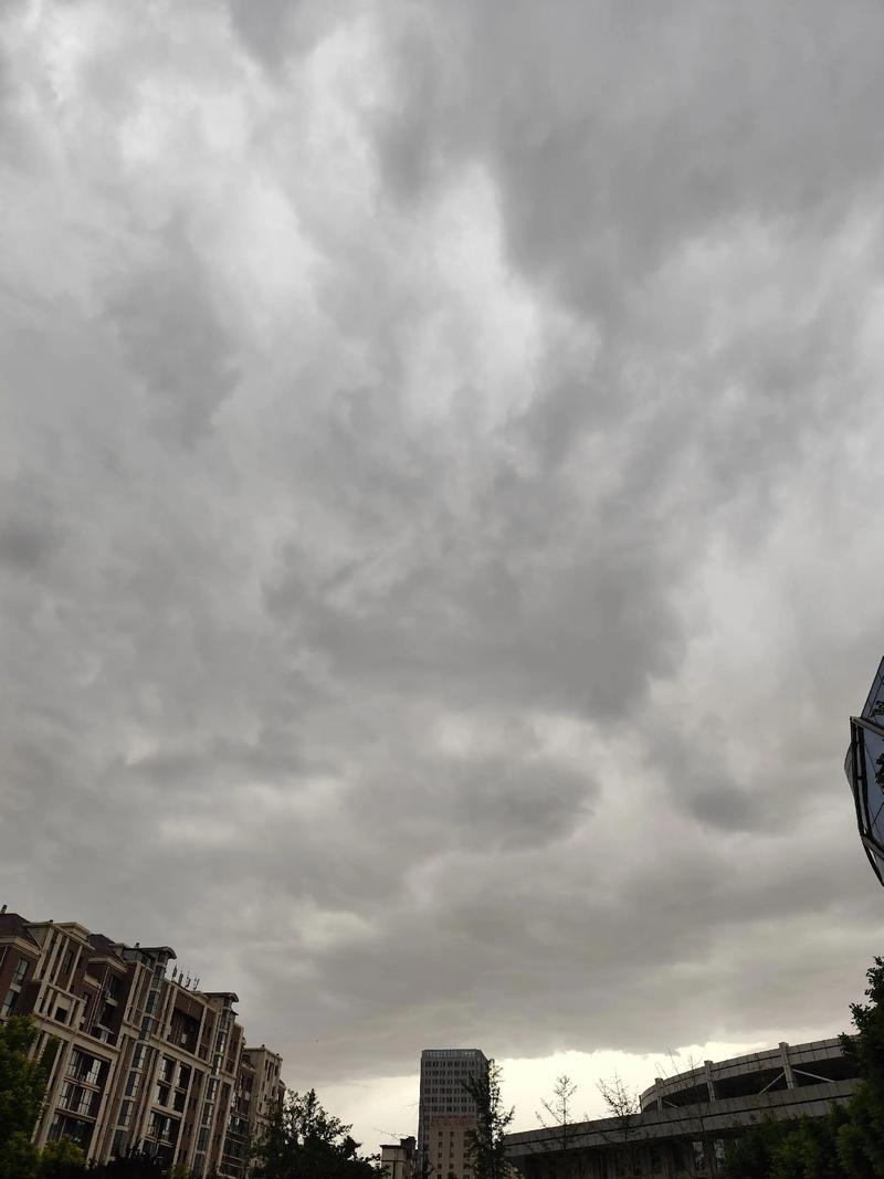 气象局回应河南永城现“黑云压城”