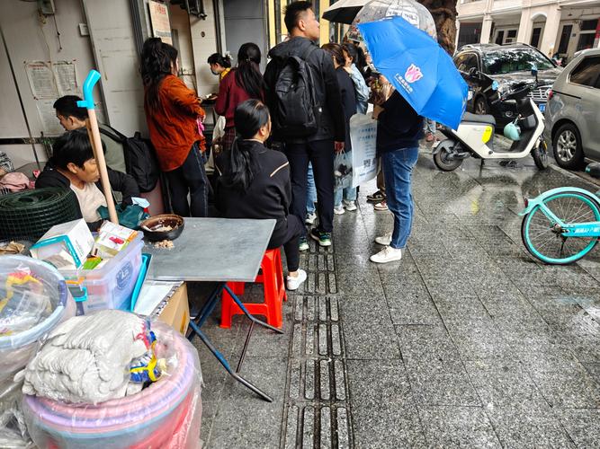 广州不锈钢盲道引发多人摔倒