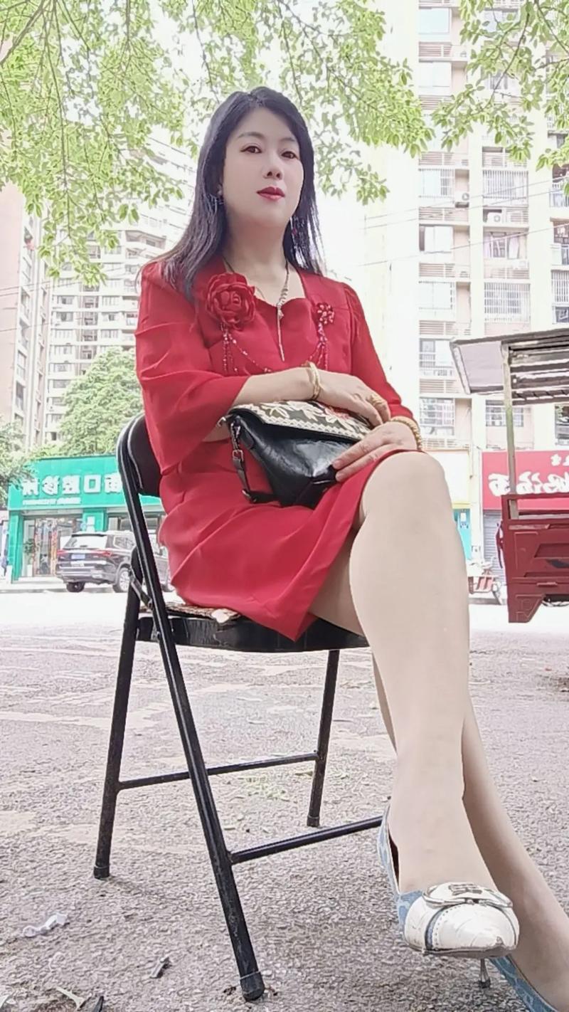 48岁女子坐超市收银台后弹唱走红
