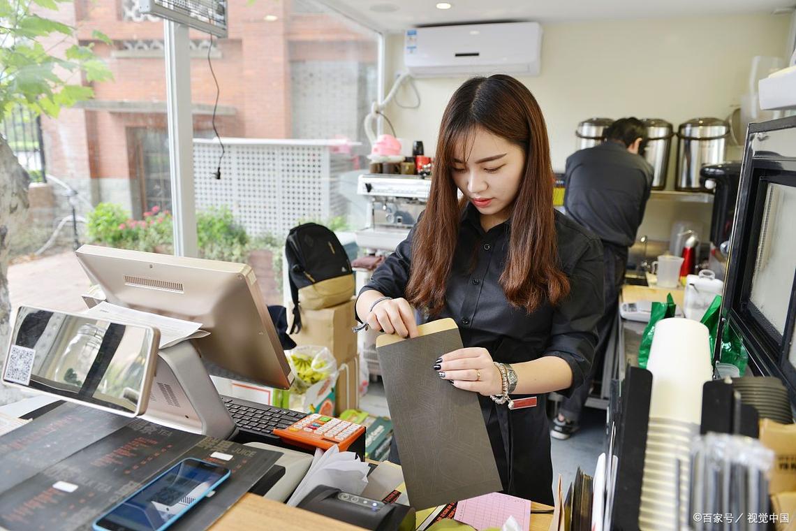48岁女子坐超市收银台后弹唱走红