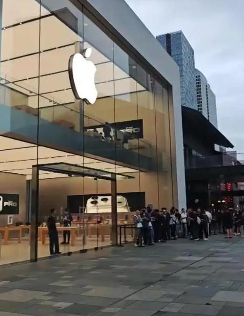 iPhone17发售现场秒变交易市场
