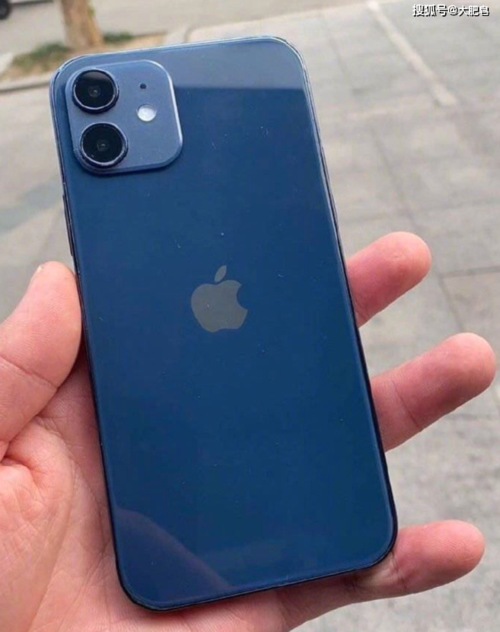 新iPhone被吐槽有划痕凹陷 客服回应