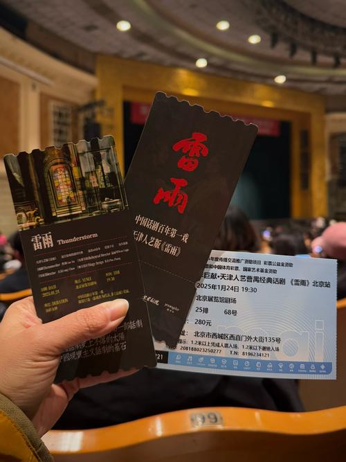 暴雨中台下只剩1名观众 演员仍开演