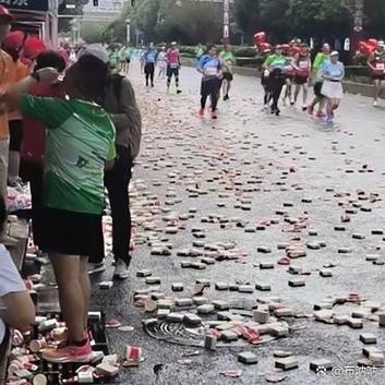太原马拉松部分路段遍地垃圾