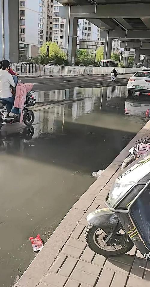 太原马拉松部分路段遍地垃圾