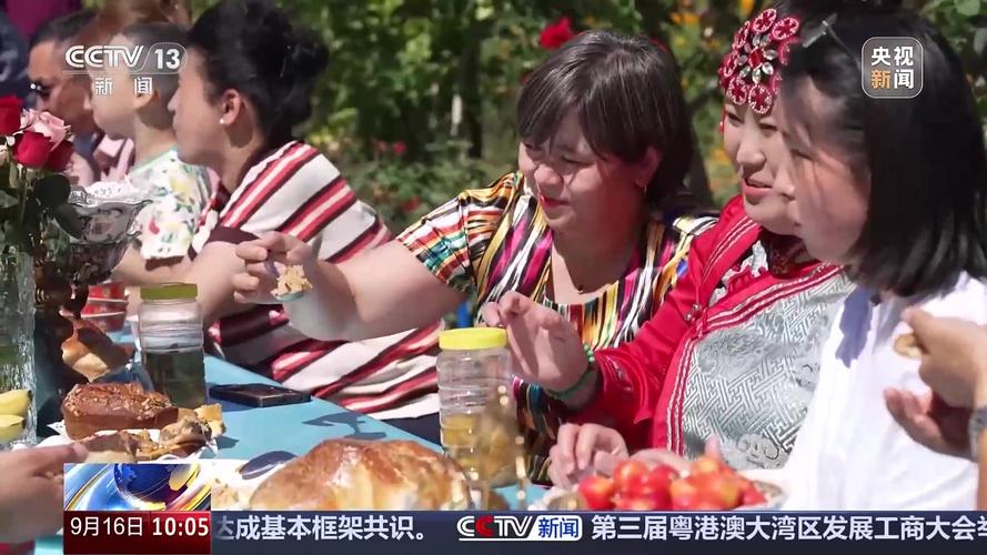 像石榴籽一样紧紧抱在一起