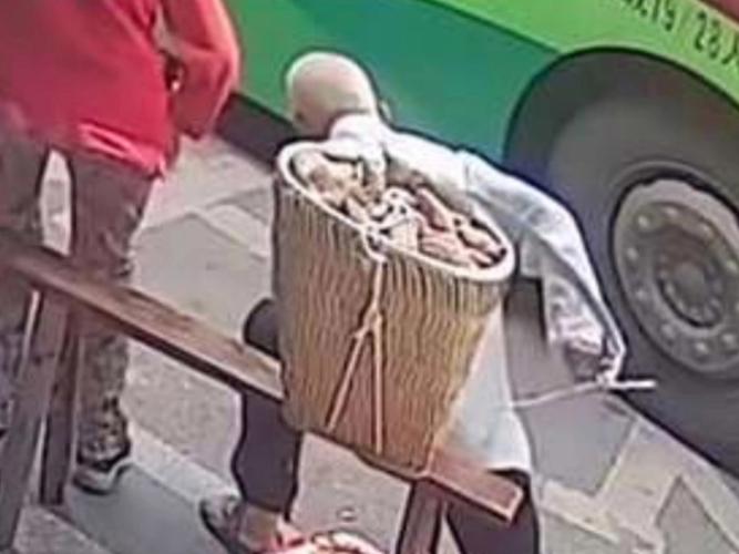 背篓老人等公交被拒载 司机被开除