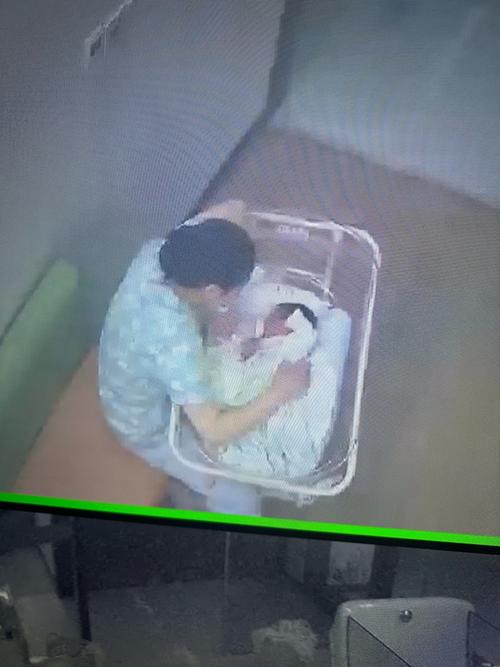 产妇凌晨路边产子目击者发声