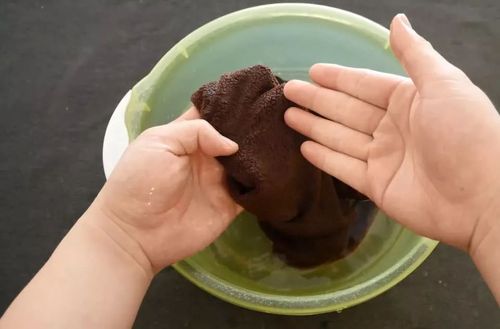 用一条毛巾避免大窗玻璃离家出走