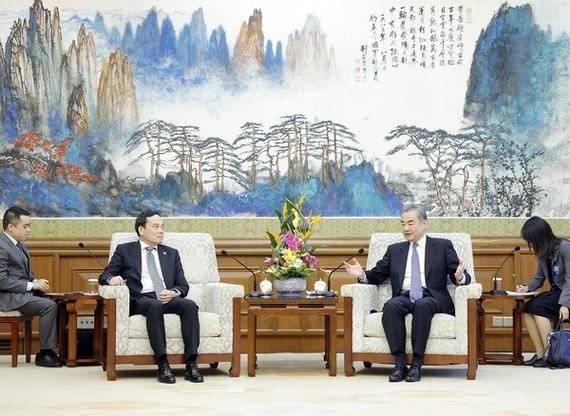 王毅会见美国国会众议员代表团