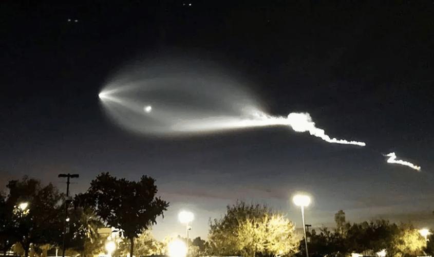 美国洛杉矶上空现V形“UFO”