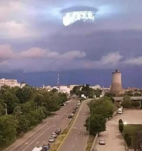 美国洛杉矶上空现V形“UFO”