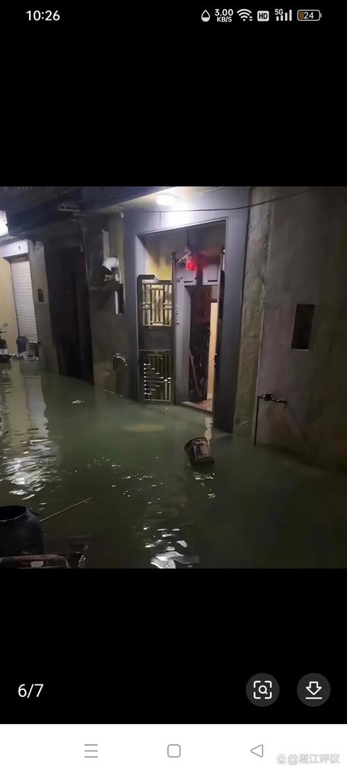 台风逼近香港 疑海水倒灌现3米喷泉