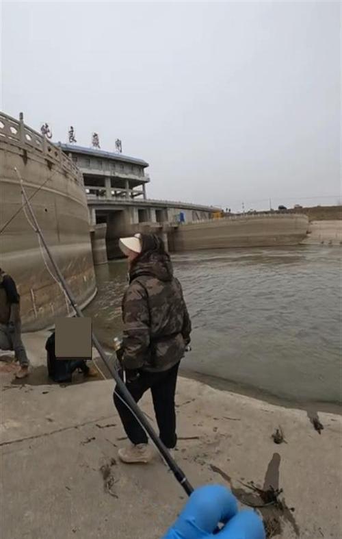 湖北一身家千万老板钓鱼时落水失踪