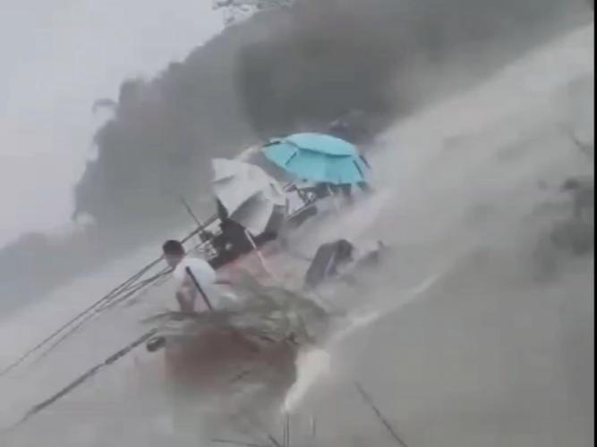 桦加沙狂袭阳江 湖面翻腾树木狂舞