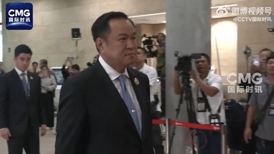 泰国总理阿努廷率内阁成员宣誓就职