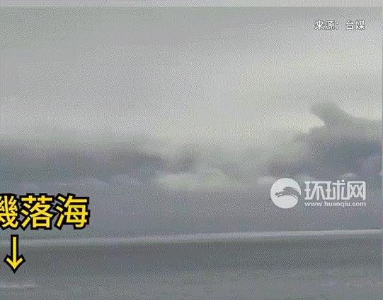 台风来袭巨浪排山倒海 香港楼房晃动